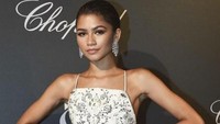 Ingat sekali lagi, ini spoiler besar buat kamu penggemar Spider-Man. Secara mengejutkan Zendaya ternyata adalah sosok MJ baru. Dia bukanlah Mary Jane, tapi kejutan twistnya adalah dia bernama panjang Michelle Jones dan akrab disapa MJ. Yakin mau lanjut slide?  Foto: Instagram/zendaya