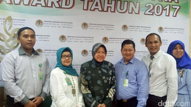  Wali Kota Surabaya Tri Rismaharini (Risma) berfoto bersama usai menjadi pembicara di seleksi Nirwasita Tantra Award, Sabtu (8/7/201