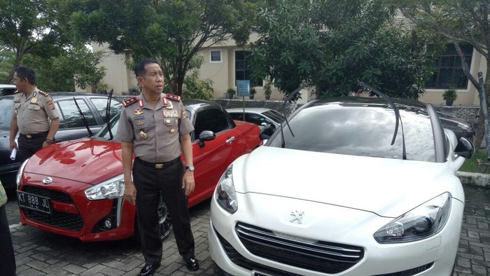 Pasutri Tilap Duit Dealer Belanja 18 Mobil: Peugeot hingga Copen