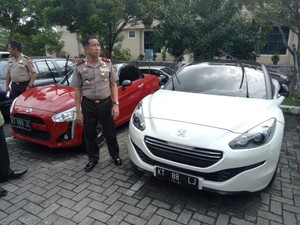 Pasutri Gelapkan Uang Diler Mobil untuk Beli Rumah dan Kendaraan Mewah