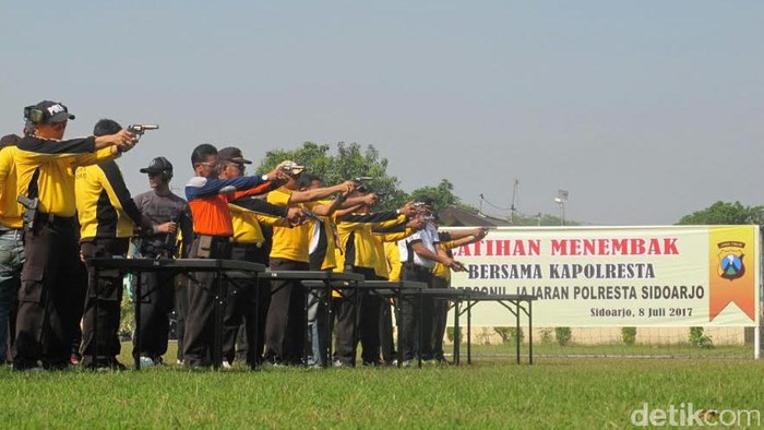 Antisipasi Teror, Polisi Sidoarjo Asah Kemampuan Menembak