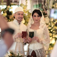 Makeup Tyas Mirasih saat pertama kali menikah dibuat lebih bold di bagian mata. Pulasan eyeshadow bergaya smokey eyes menegaskan matanya yang besar. Untuk menyeimbangkan riasan, bibirnya dipulas lipstik bernuansa nude. Foto: Asep Syaifullah/detikHOT