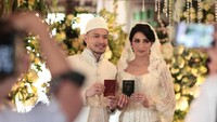 Tak lupa buku nikah mereka pegang sebagai tanda sahnya perkawinan mereka di mata hukum. Foto: Asep Syaifullah/detikHOT