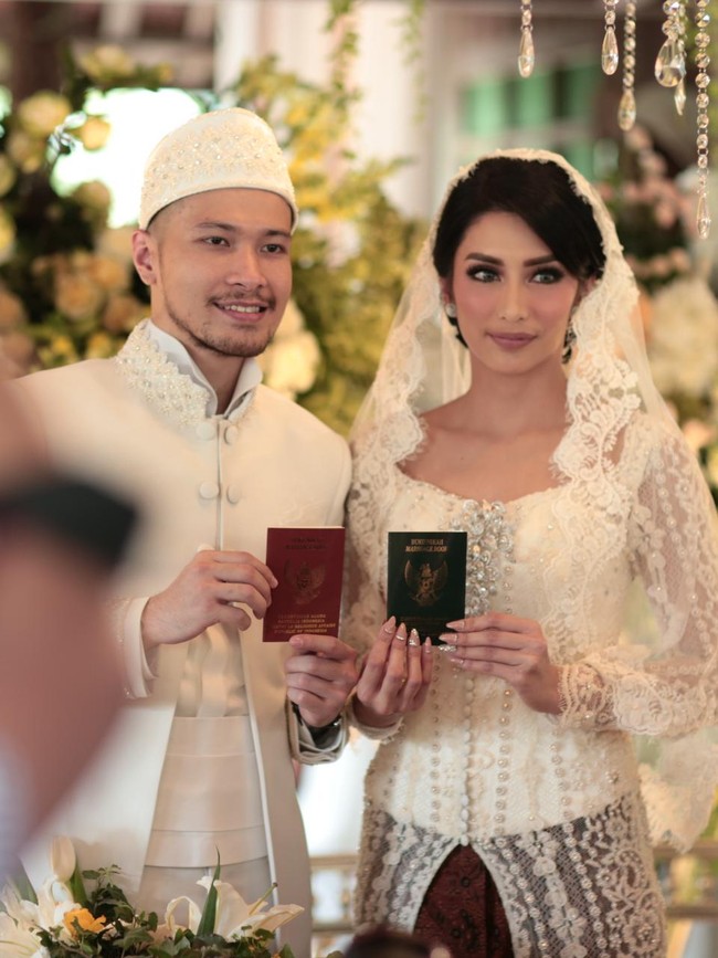 Makeup Tyas Mirasih saat pertama kali menikah dibuat lebih bold di bagian mata. Pulasan eyeshadow bergaya smokey eyes menegaskan matanya yang besar. Untuk menyeimbangkan riasan, bibirnya dipulas lipstik bernuansa nude. Foto: Asep Syaifullah/detikHOT