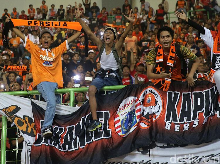 The Jakmania Bakar Semangat Para Pemain Macan Kemayoran