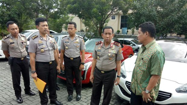  Kapolda Kaltim Irjen Safaruddin dan jajarannya saat rilis kasus pasutri penilap duit dealer