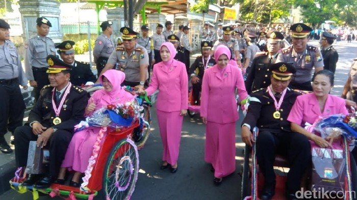 Kapolres Kediri Kota Kayuh Becak Lepas Anggotanya yang Pensiun