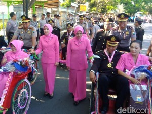 Kapolres Kediri Kota Kayuh Becak Lepas Anggotanya yang Pensiun