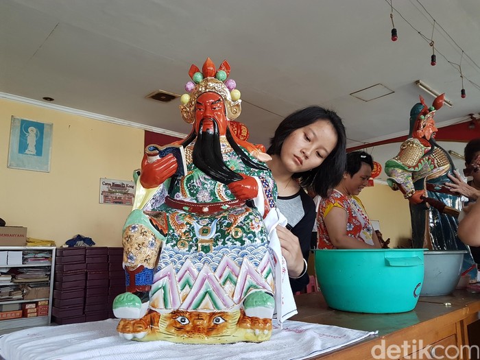 Melihat Ritual Pencucian Rupang Dewa di Serang