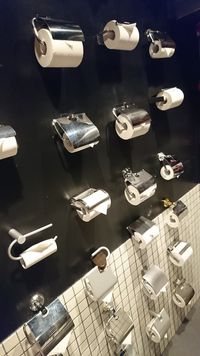 Sakit Perut Habis Makan Ramen? Di Toilet Resto Ini Disiapkan Belasan Tempat Tisu Gulung!