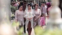 Tyas Mirasih datang kemudian yakni pada pukul 11.35 WIB. Foto: Asep Syaifullah/detikHOT