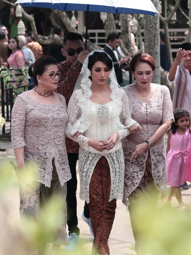 Saat menikah pertama kali dengan Raiden Soedjono pada 2017, Tyas Mirasih mengusung adat Jawa dengan kebaya putih yang dipadu kain batik. Foto: Asep Syaifullah/detikHOT