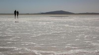 Gurun yang berada di kawasan Afra, sebelah utara Ethiopia ini bernama Danakil dan mempunyai danau garam. Ketebalan garamnya sampai 2 Km lho!(Vivien Cumming/BBC Travel)