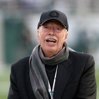 Siapa tidak kenal Nike, salah satu brand sepatu olahraga terkenal di dunia? Pendirinya Phil Knight punya kekayaan Rp 401,6 triliun. Tapi dia memilih tidak bergaya dengan mewah. Sehari-harinya Phil suka memakai T-shirt dipadu jas pinstripe, jeans, dan tentu saja, sneakers. Foto: AFP