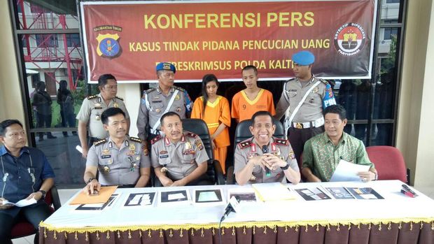  Kapolda Kaltim Irjen Safaruddin dan jajarannya saat rilis pengungkapan kasus pasutri tilep duit dealer di Kaltim