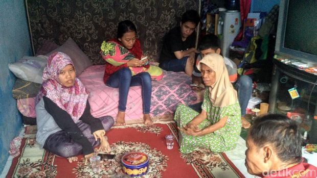 Arti jilbab ungu (denita-detikcom)