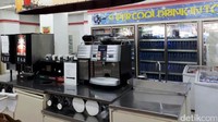 Gerai tersebut masih menjual berbagai jenis minuman dingin dan panas.