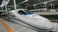 Nampak sebuah CRH (China Railway High-speed) di Stasiun Tianjin. Kereta ini mampu melesat hingga kecepatan 350 km/jam. China Photos/Getty Images.