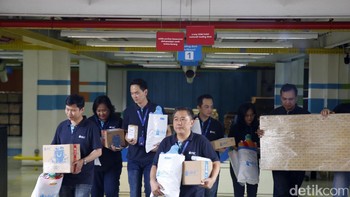 Usai melakukan Quality Control terhadap barang dan pengemasan, barang pesanan konsumen siap diantar oleh para bos-bos ini.