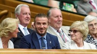 Beckham hadir di Royal Box di Centre Court, Jumat (7/7/2017). Beckham tampil rapi dengan jas berwarna navy, lengkap dengan dasi dan kemeja garis-garis. (Foto: REUTERS/Toby Melville)