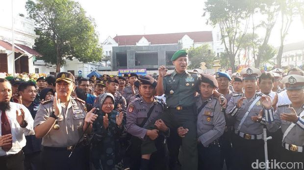 Pindah Tugas  Danrem Bhaskara Jaya Diarak Polisi  dan Risma