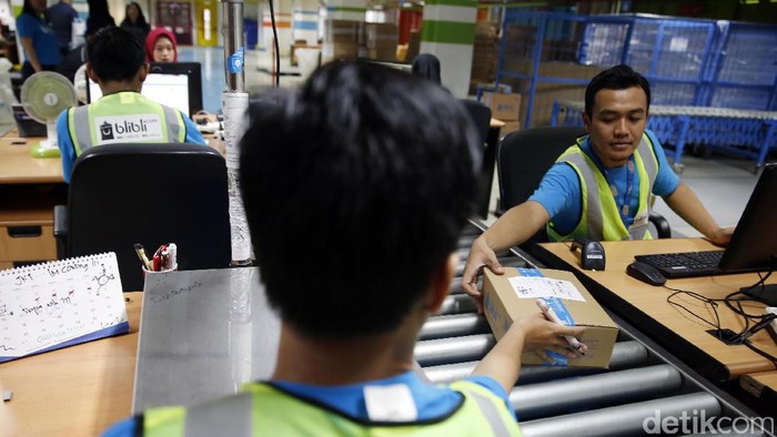 Karyawan Blibli.com mengecek barang belanjaan konsumen ketika diadakan Program CEO on Delivery Mengasah Semangat Mewujudkan Kepuasan Konsumen-Blibli.com di Warehouse Blibli.com, Cawang, Jakarta, Sabtu (8/7). Program tersebut merupakan rangkaian menyambut ulang tahun mal online Blibli.com yang ke-6, dimana Chief Executive Officer (CEO) dan para jajaran manajemen terjun langsung mengantar barang ke konsumen.