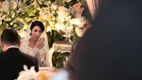 Saat meminta restu dari sang ibu dan kakak, Tyas Mirasih tampak menangis. Foto: Asep Syaifullah/detikHOT