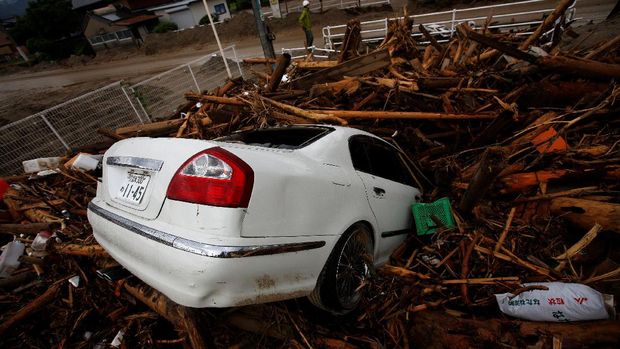Banjir besar di Jepang membawa puing potongan kayu hingga mobil milik warga