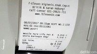 Selain di gerai masih terpampang papan nama Sevel, di struk belanja juga masih tertera logo Sevel. 