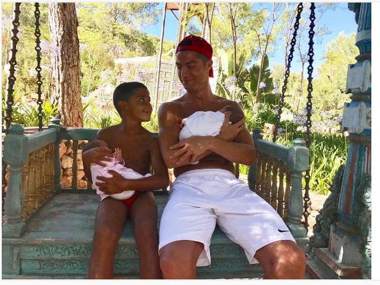 Momen Kebapakan Cristiano Ronaldo dengan Tiga Anaknya