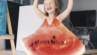 Cantik! Ibu Dandani Putrinya dengan Buah dan Sayuran