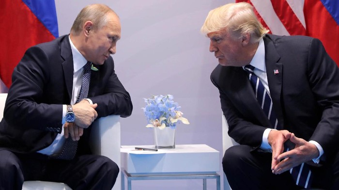 Presiden Amerika Serikat Donald Trump dan Presiden Rusia Vladimir Putin bertemu untuk pertama kalinya di sela-sela KTT G20 di Hamburg, Jerman, Jumat (7/7/2017) waktu setempat.