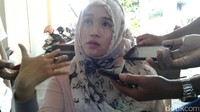 Zemy, salah satu anggota grup arisan Mami Gaul, mengaku kehilangan uang ratusan juta. Dia terpaksa menalangi kerugian beberapa anggota yang direkrutnya (Foto: Ardian Fanani/detikcom)
