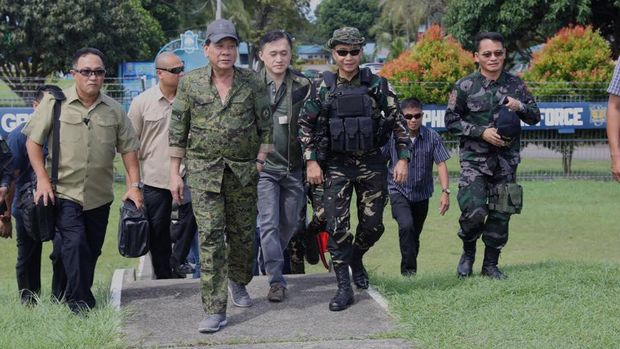 Duterte saat mengunjungi kamp militer dekat Marawi