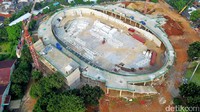 Sejumlah alat berat seperti crane terus bekerja untuk merampung pembangunan Velodrome. Pool/Jakarta Propertindo.