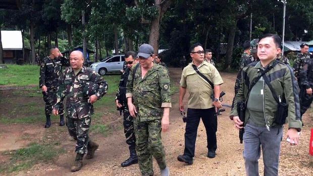 Duterte saat mengunjungi kamp militer dekat Marawi