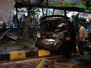Tabrakan Crane di Rest Area KM 97, 6 Mobil Rusak Parah