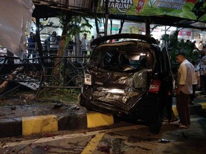 Tabrakan Crane di Rest Area KM 97, 6 Mobil Rusak Parah