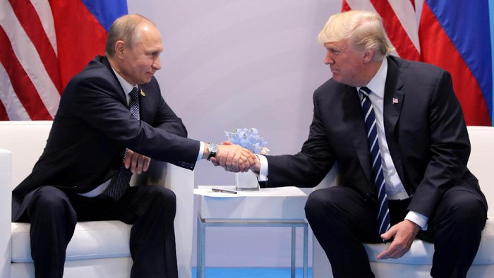 Presiden Amerika Serikat Donald Trump dan Presiden Rusia Vladimir Putin bertemu untuk pertama kalinya di sela-sela KTT G20 di Hamburg, Jerman, Jumat (7/7/2017) waktu setempat.