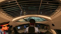 Seorang masinis terlihat memonitori CRH. China Photos/Getty Images.