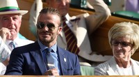 Beckham melengkapi penampilannya itu dengan kacamata aviator. (Foto: REUTERS/Toby Melville)
