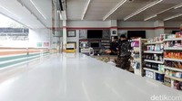 Menurut salah seorang pegawai, gerai tersebut tak akan lama dibuka karena hanya menghabiskan stok.