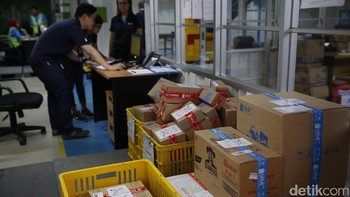 Sebelumnya, para karyawan Blibli.com mengecek dan memilah barang belanjaan konsumen yang sudah dipesan. Dalam hal ini mereka mempersiapkan barang-barang yang akan dikirim langsung oleh para CEO dalam acara Program CEO on Delivery.