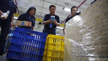 Para bos di Blibli.com memilih barang-barang yang siap diantarkan langsung kepada konsumen di Warehouse Blibli.com, Cawang, Jakarta.