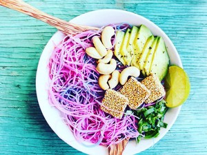Mie Unicorn dengan Warna-warni Cantik Ini Dibuat dari Bahan Alami