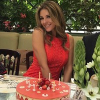 Selain pakai pelembap sampai 10 kali sehari, kebiasan unik lain dari Liz adalah squad sambil sikat gigi. Menurutnya, squad tak hanya bisa menjaga bentuk tubuh tapi juga masalah sakit punggung. Setelah itu, olahraganya dilanjutkan dengan berjalan selama 30 menit di udara terbuka. Foto: dok. Instagram (Elizabeth Hurley)