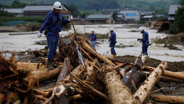 Petugas penyelamat menyisir puing untuk mencari korban yang kemungkinan terjebak