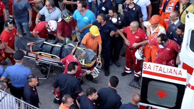 Petugas penyelamat mengevakuasi salah satu jenazah korban
