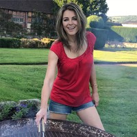 Aktris Elizabeth Hurley berusia 52 tahun. Baru-baru ini dia menjadi viral karena posting foto seksi dengan bikini. Foto: dok. Instagram (Elizabeth Hurley)