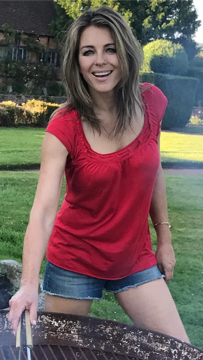 Aktris Elizabeth Hurley berusia 52 tahun. Baru-baru ini dia menjadi viral karena posting foto seksi dengan bikini. Foto: dok. Instagram (Elizabeth Hurley)